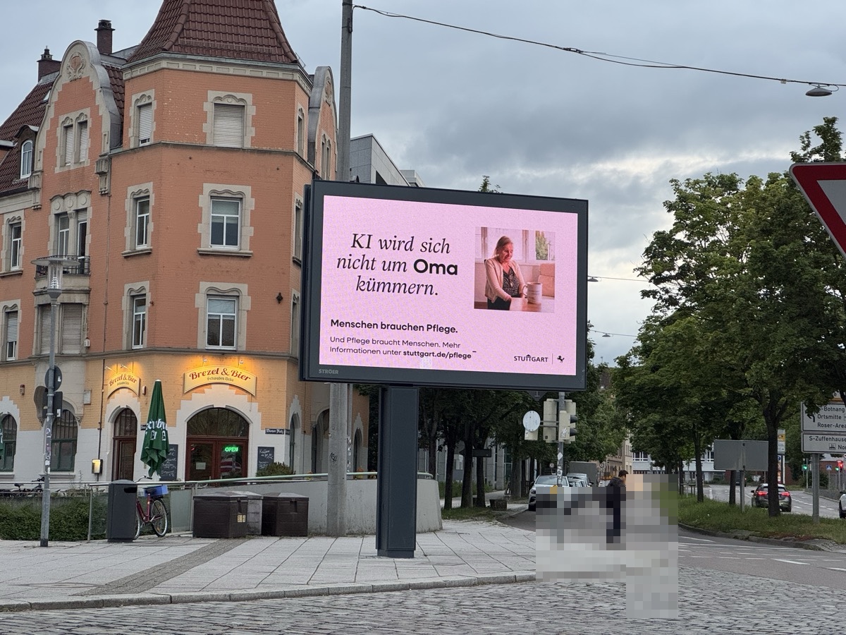 Livefoto einer Stuttgarter Pflegekampagne am Feuerbacher Bahnhof; Kennzeichen und Passant wurden anonymisiert